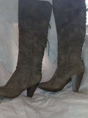 Women's Knee-High Lace-Up Suede Boots in Tan